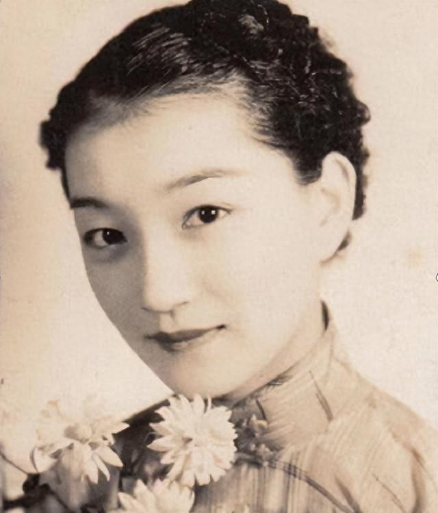 乐鱼体育登录入口-1965年陆小曼病世，翁瑞午的长女见四下无人，迅速解开她的衣扣